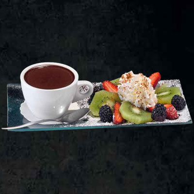 Cioccolata con panna e frutta