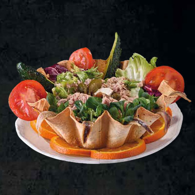 Insalata nel cestino di pane